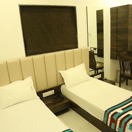Hotel Magnum Airport T-2 Mumbai Exteriör bild