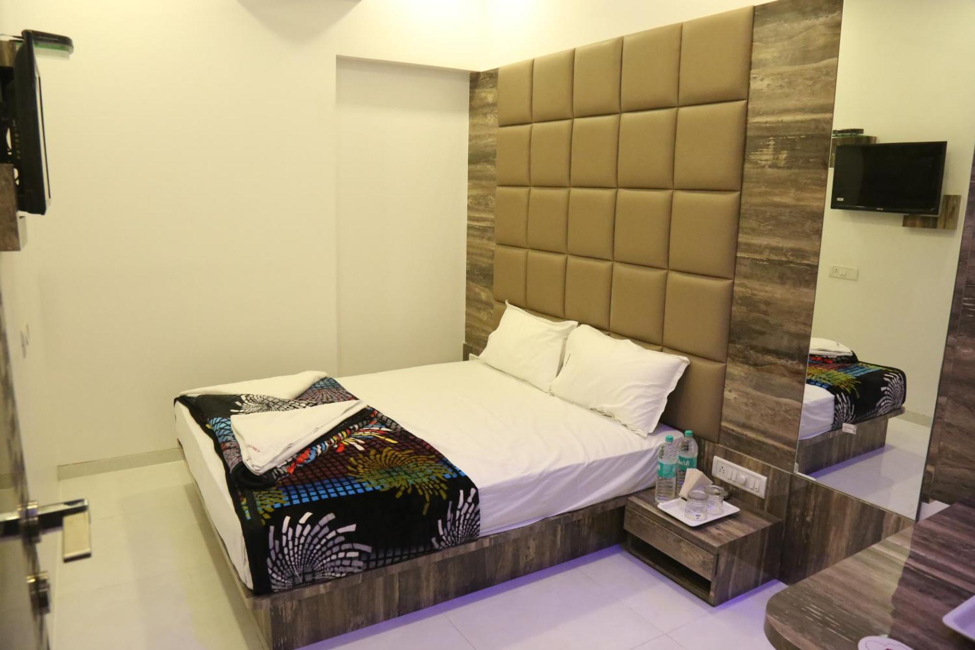 Hotel Magnum Airport T-2 Mumbai Exteriör bild
