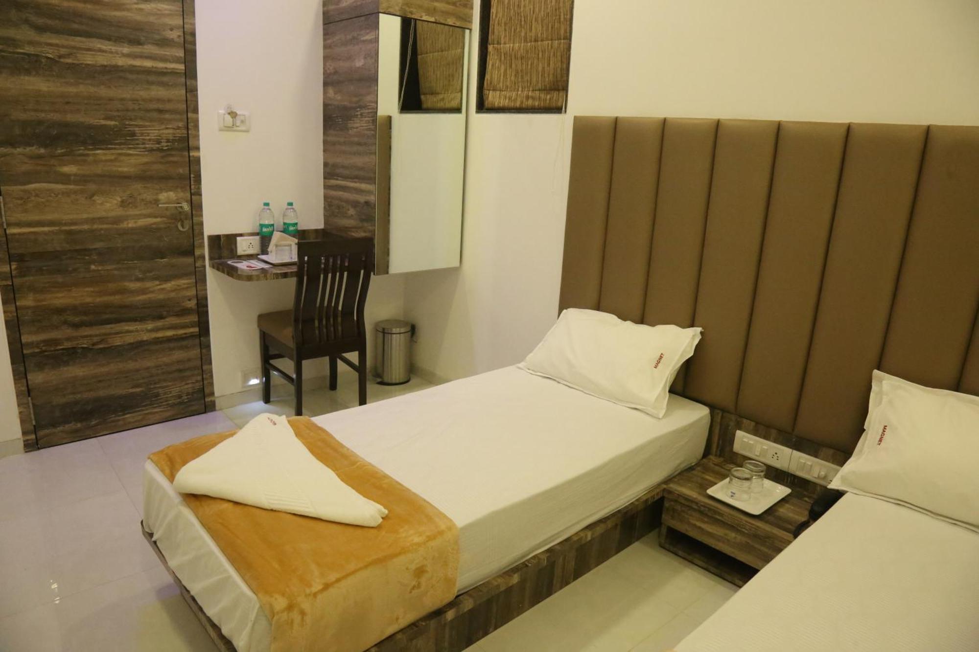 Hotel Magnum Airport T-2 Mumbai Exteriör bild