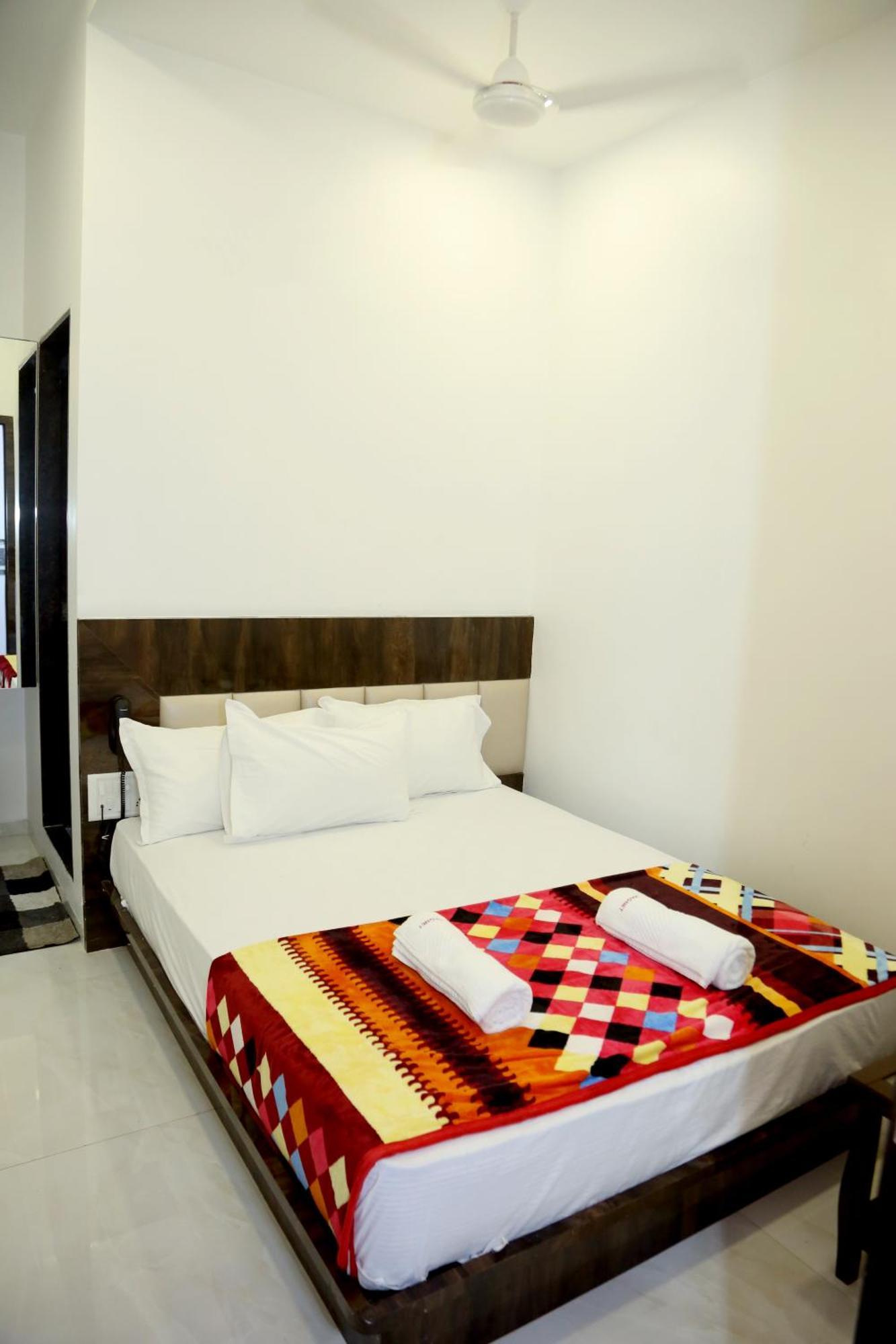 Hotel Magnum Airport T-2 Mumbai Exteriör bild