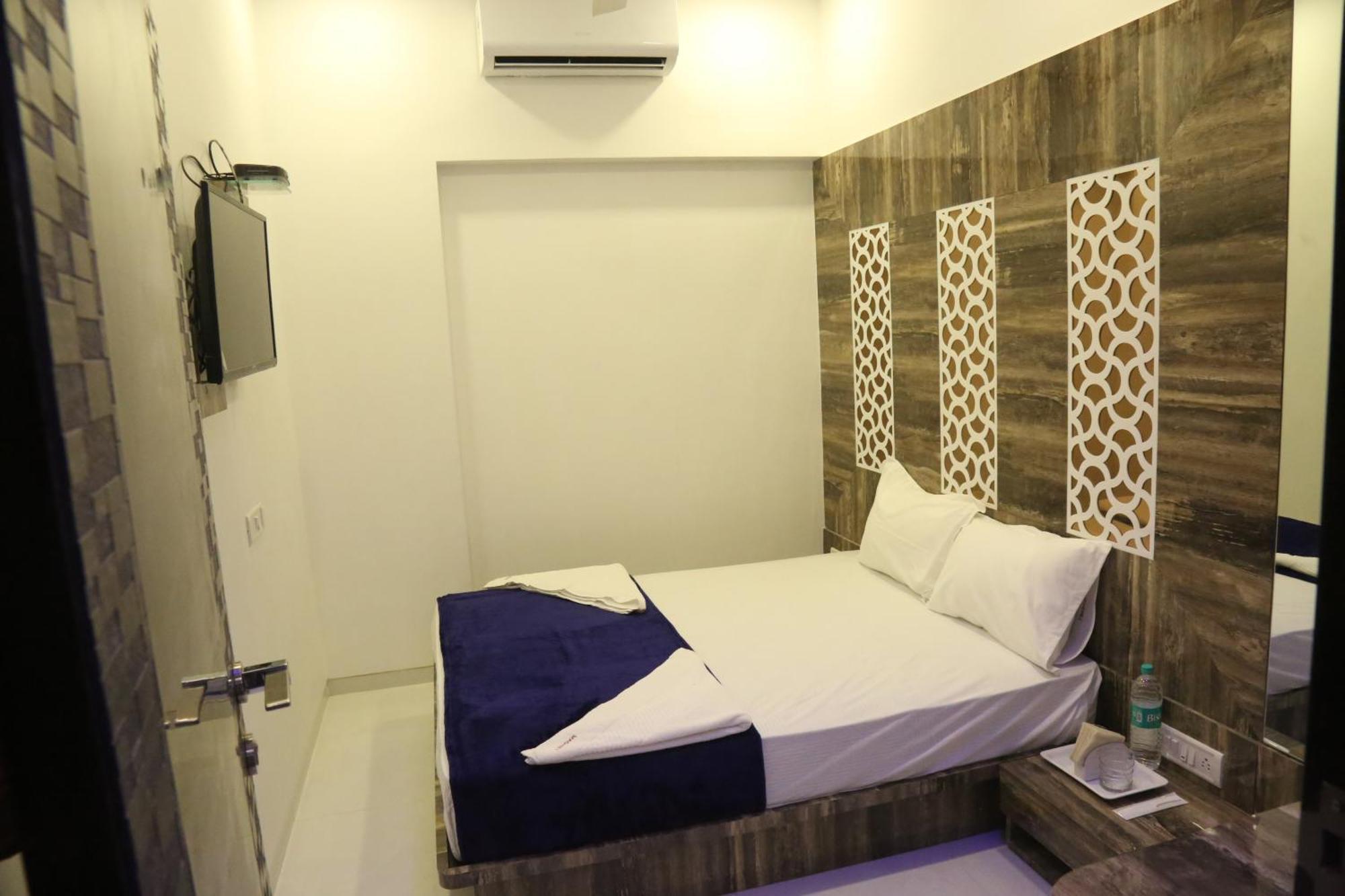 Hotel Magnum Airport T-2 Mumbai Exteriör bild
