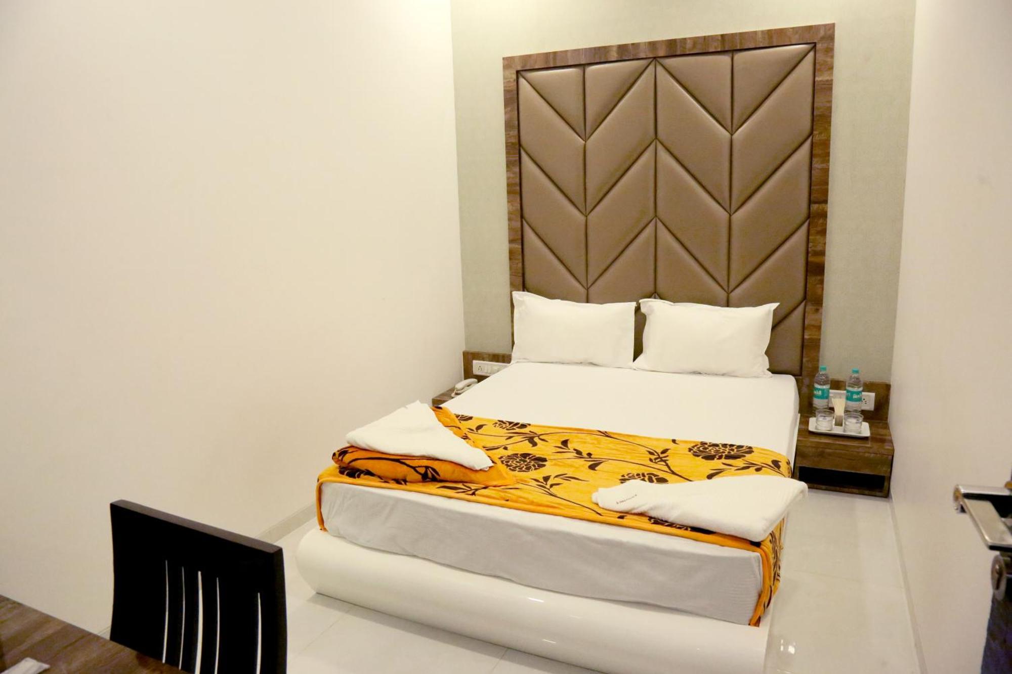 Hotel Magnum Airport T-2 Mumbai Exteriör bild
