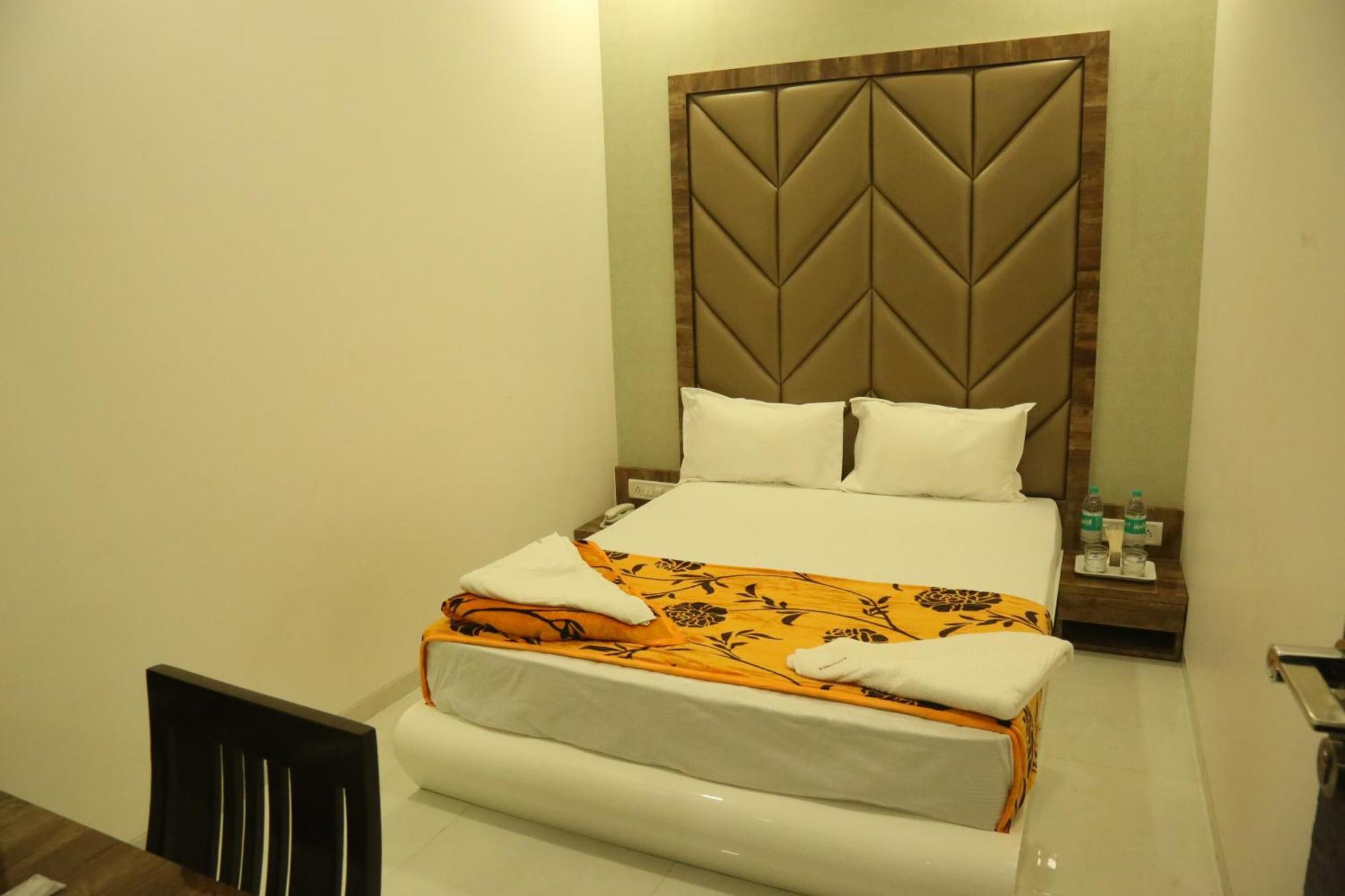 Hotel Magnum Airport T-2 Mumbai Exteriör bild