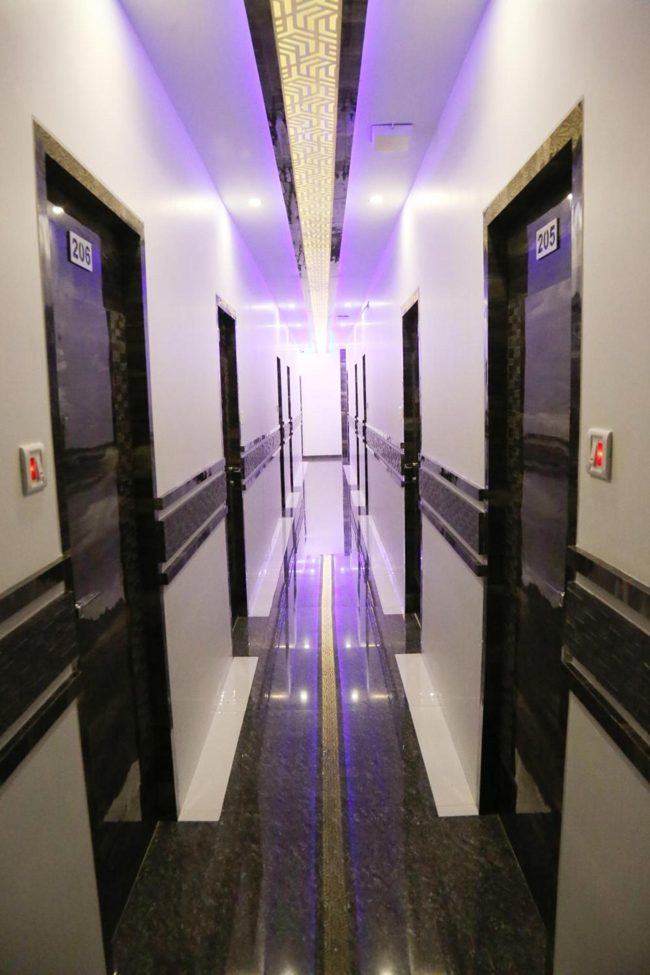 Hotel Magnum Airport T-2 Mumbai Exteriör bild