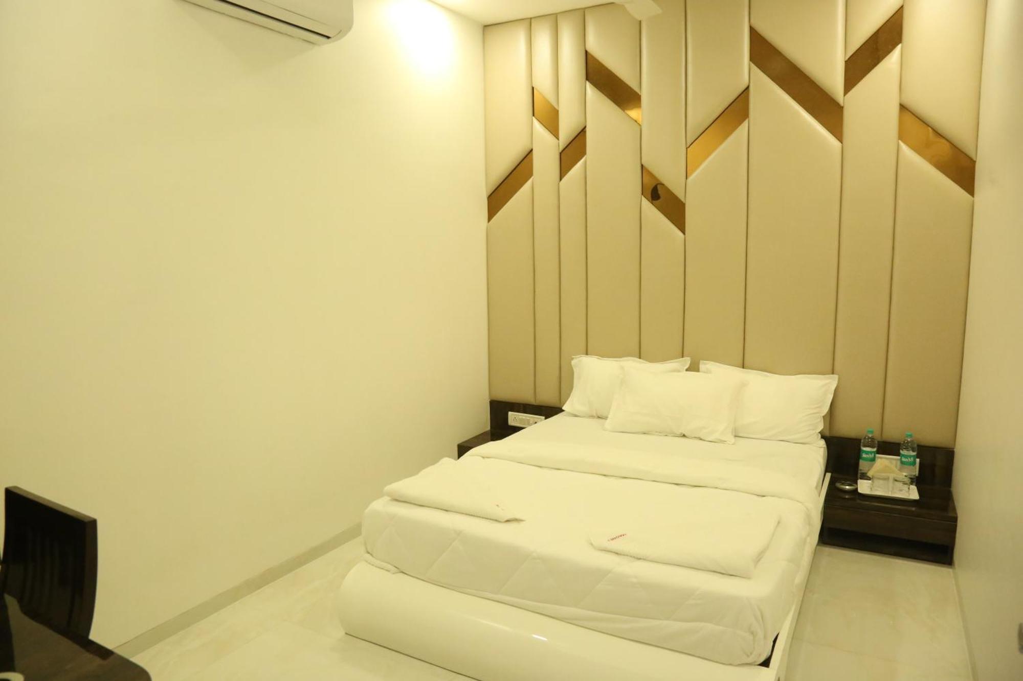 Hotel Magnum Airport T-2 Mumbai Exteriör bild